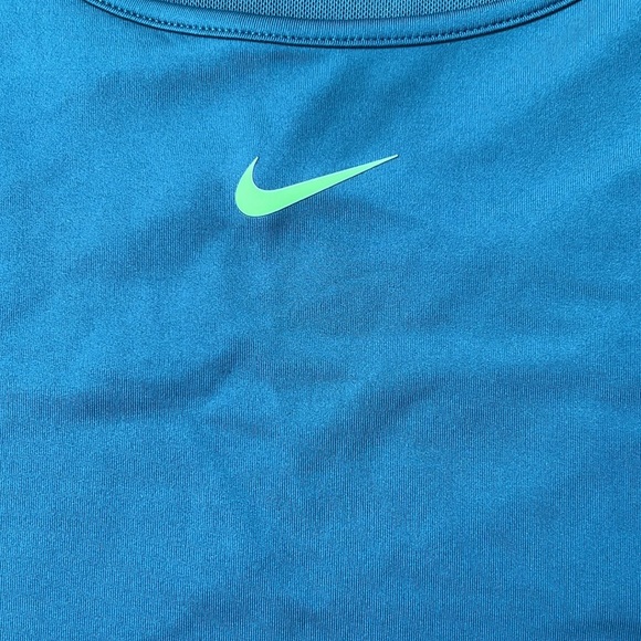 NWT Nike Dry Tight Fit Women’s Green Athletic Sports Bra Crop Top Size 2X - Picture 2 of 16